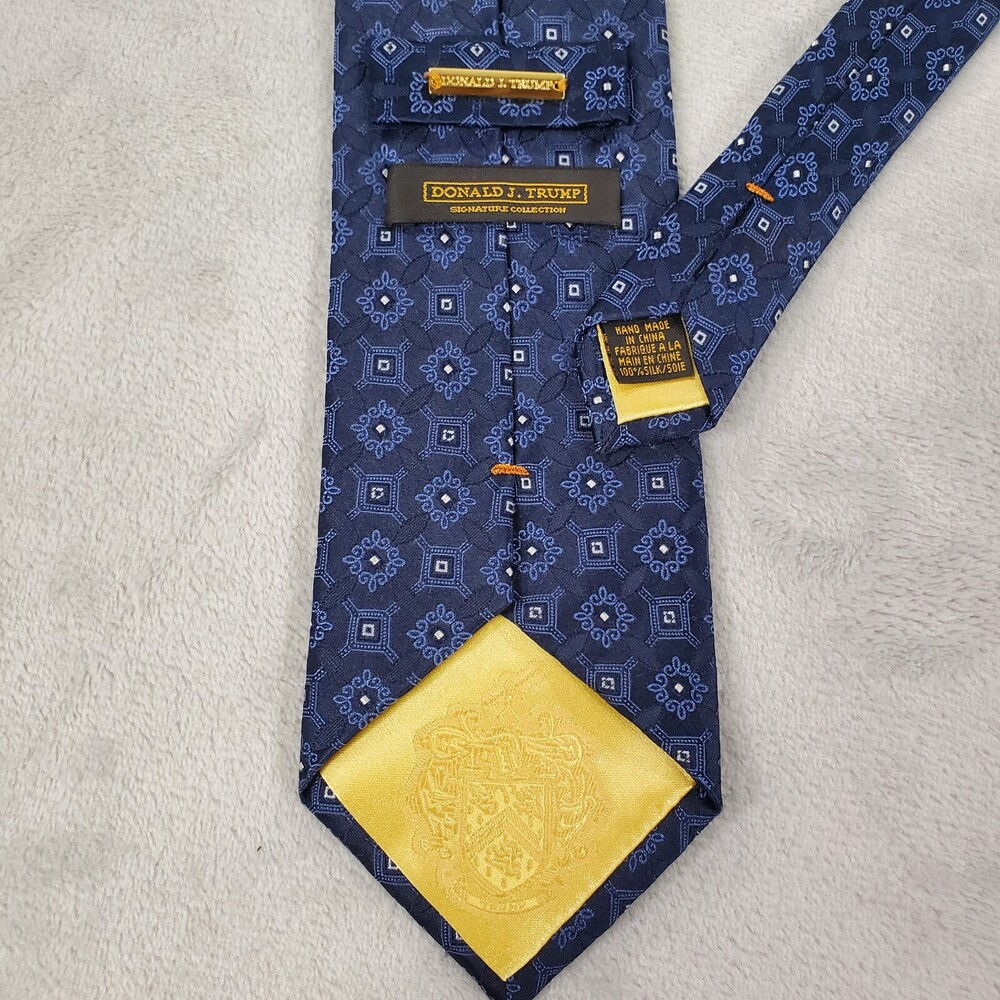 Donald Trump Signature Collection Hand Made Tie Blue Silk Jacquard 3.5"W x 61"L